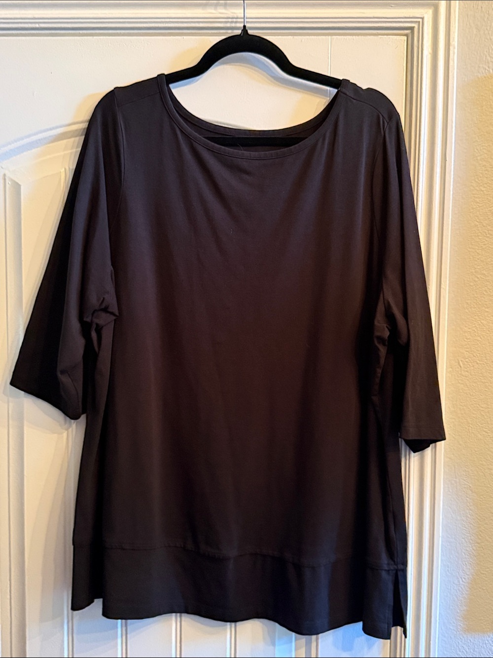 Women's Black Short-Sleeve Relaxed Crewneck Tee